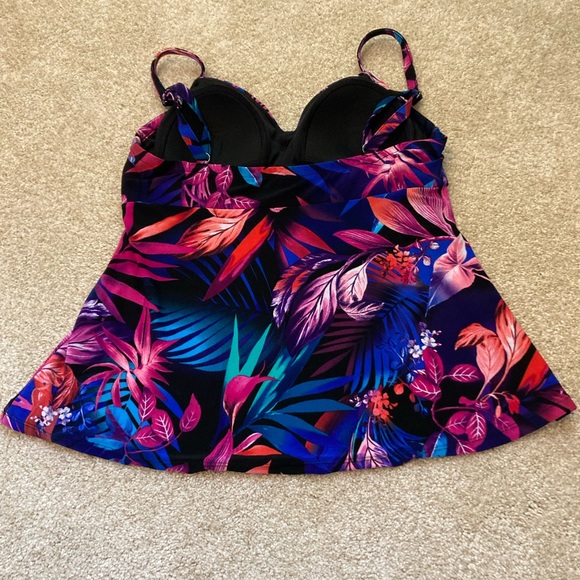 Beautiful tropical print tankini. Flattering front, Excellent condition, size 8 - Picture 3 of 8